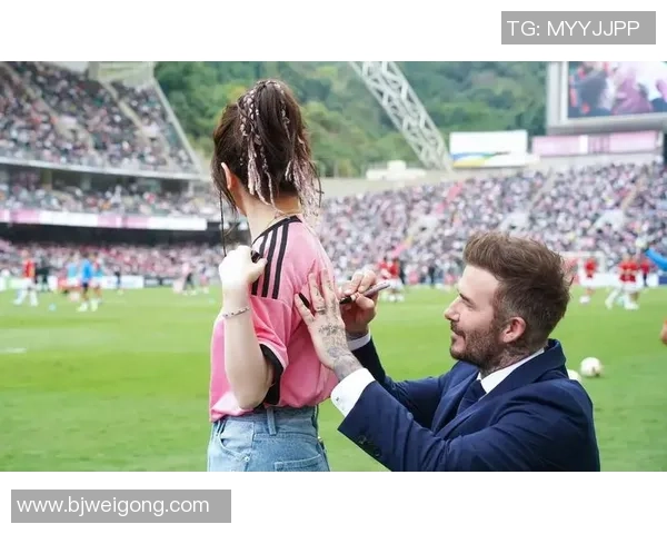 女明星们如何在足球明星面前变身小迷妹的甜蜜瞬间揭秘 女明星们如何在足球明星面前变身小迷妹的甜蜜瞬间揭秘