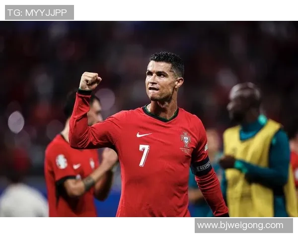 足球巨星C罗魅力写真展现运动之美与个人风采的完美结合 足球巨星C罗魅力写真展现运动之美与个人风采的完美结合