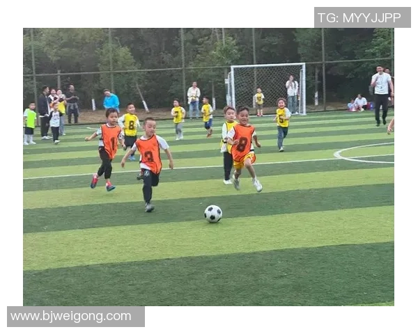 足球明星的孩子们在绿茵场上展现天赋与梦想的精彩瞬间