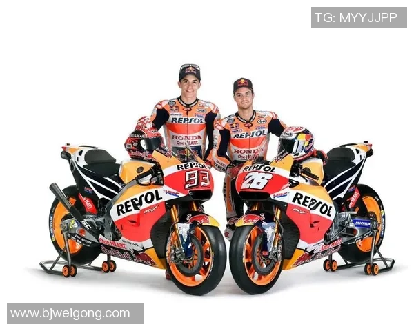 马奎斯与足球明星亲密合影展现体育精神与友谊的完美结合 马奎斯与足球明星亲密合影展现体育精神与友谊的完美结合